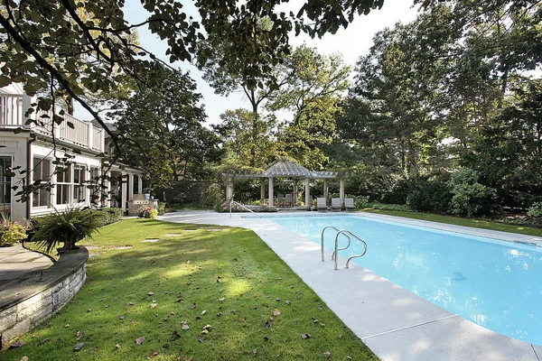 Plavecký bazén v luxusní dům — Stock fotografie