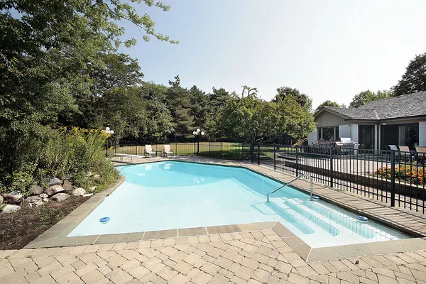 Brick patio and swimming pool — Stockfoto