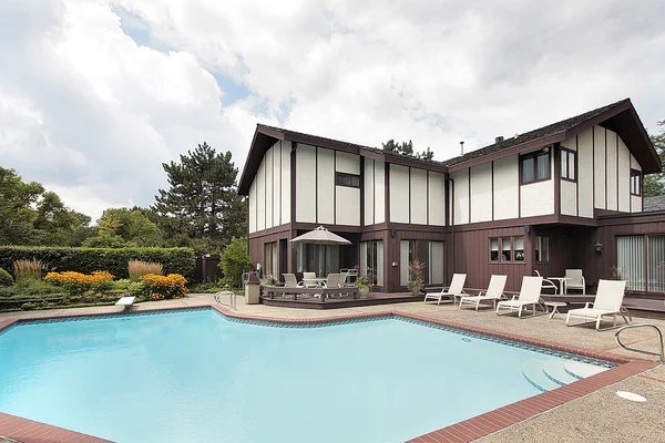 Pool in Richtung Haus — Stockfoto