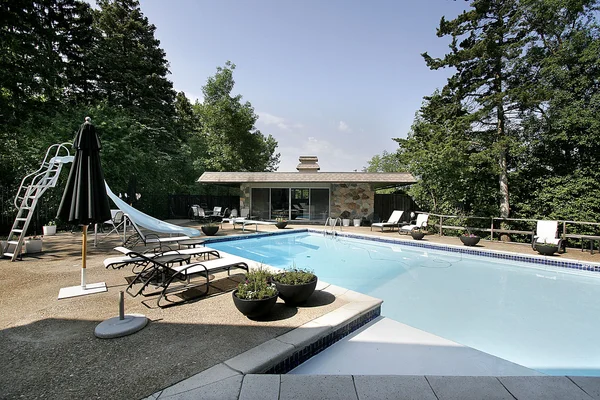 Zwembad glijbaan en huis met zwembad — Stockfoto