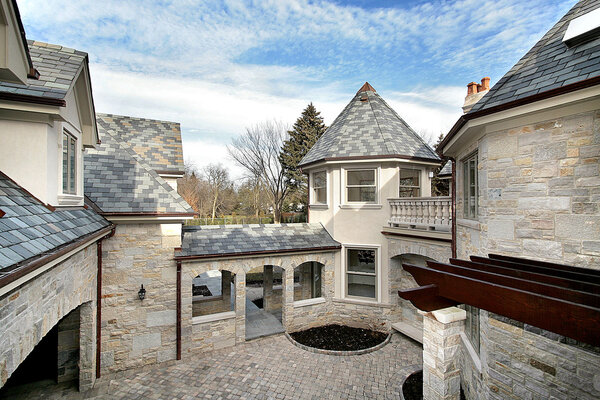 Каменный двор и башня
