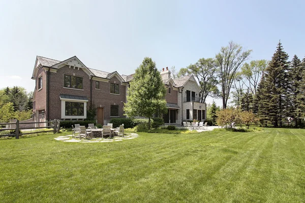 大規模なれんが造りの家および裏庭 — ストック写真