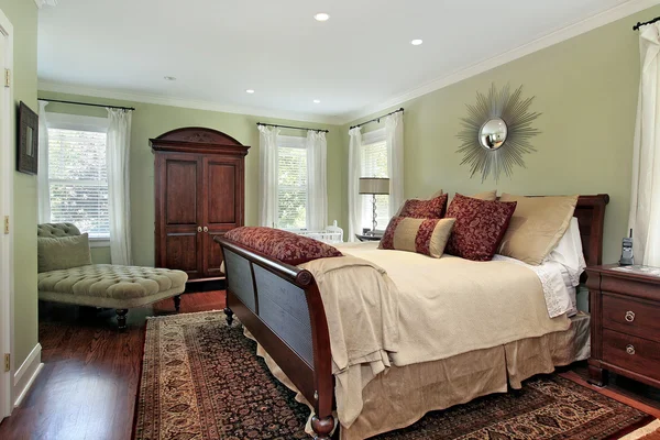 Yeşil duvar ile yatak odası — Stok fotoğraf