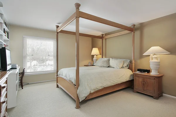 Dormitorio principal con marco de madera — Foto de Stock