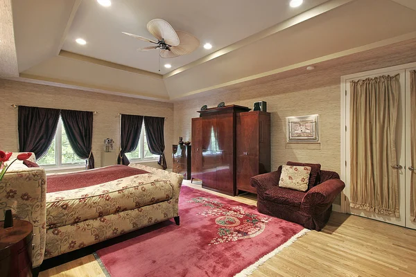 Главная спальня в роскошном доме — стоковое фото