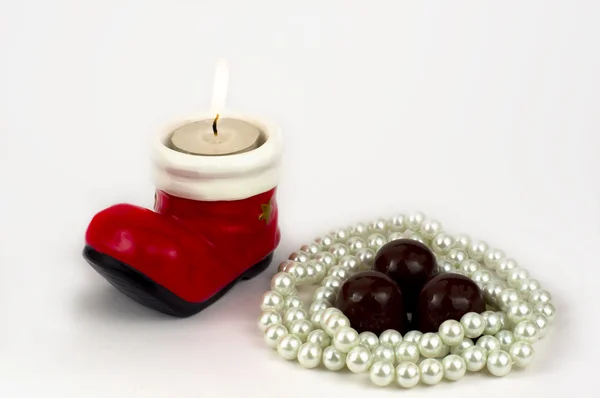 The candle, beads and candy. — Stock Photo, Image