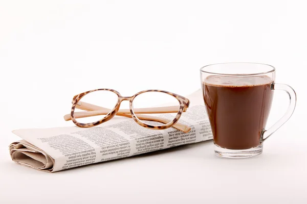 Läser tidningen med kaffe Royaltyfria Stockbilder