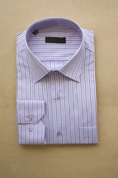 Листовая пурпурная рубашка — стоковое фото