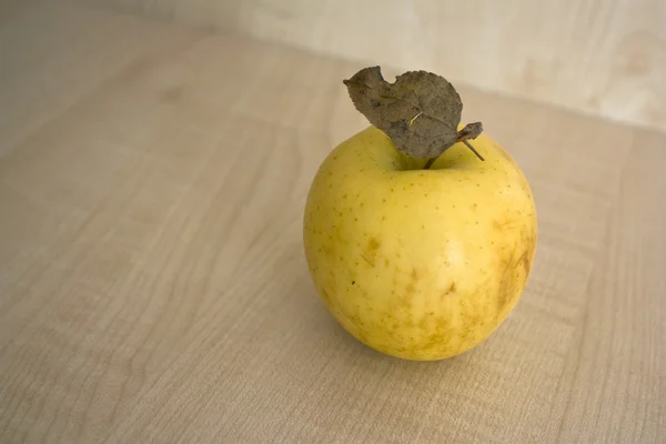 Apple on wooden background — Stock Photo, Image