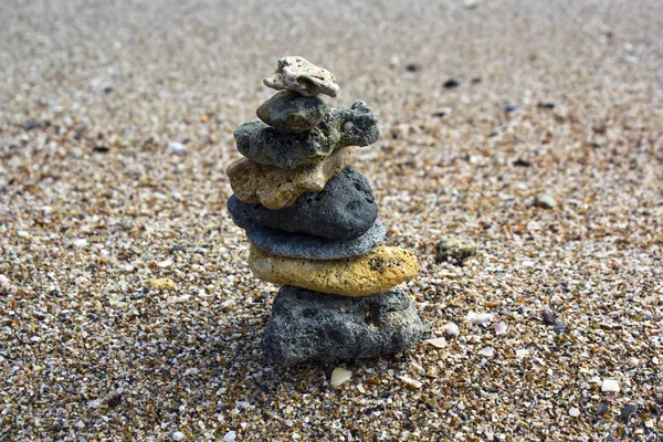 Pedras de torre na areia — Fotografia de Stock