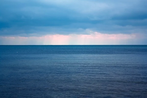 深い青の海 ロイヤリティフリーのストック写真