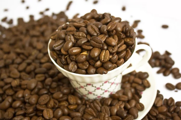 Kaffebönor i kopp — Stockfoto