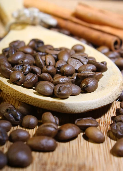 Körner duftenden schwarzen Kaffees — Stockfoto