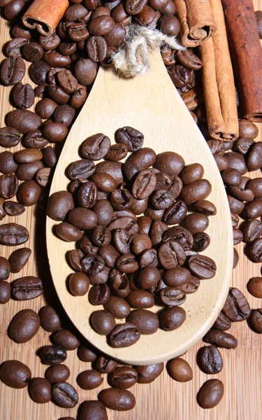 Palone ziarna pachnące kawy czarny — Zdjęcie stockowe