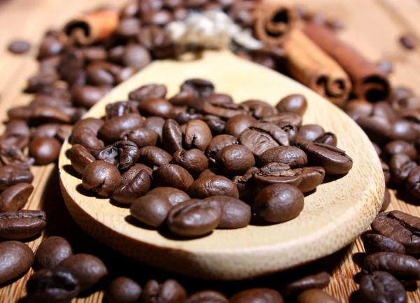 सुगंधी काळ्या कॉफीचे पीक धान्य — स्टॉक फोटो, इमेज