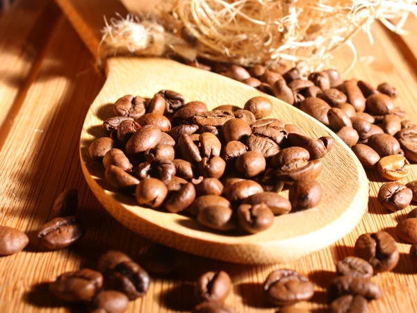 Rostade kärnor av doftande svart kaffe — Stockfoto
