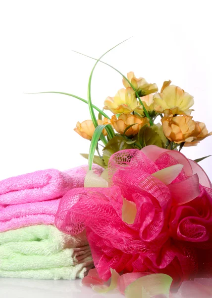 Esponja e um buquê de flores — Fotografia de Stock