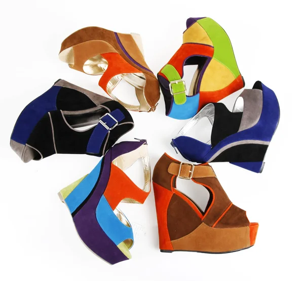 Sapatos de plataforma multicoloridos em círculo — Fotografia de Stock