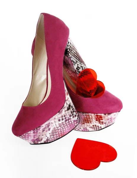 Туфли и красные сердечки Фуксии — стоковое фото