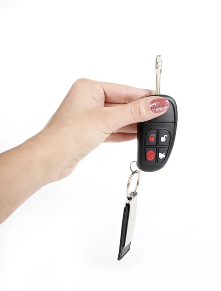 Mão feminina segurando uma chave do carro — Fotografia de Stock
