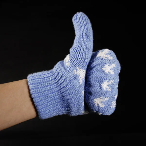 Mão em mitenes azuis mostrar gesto ok — Fotografia de Stock