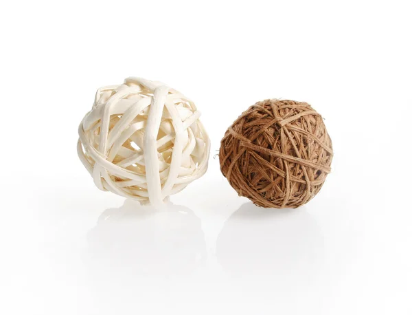 Duas bolas de madeira de vime decorativas — Fotografia de Stock