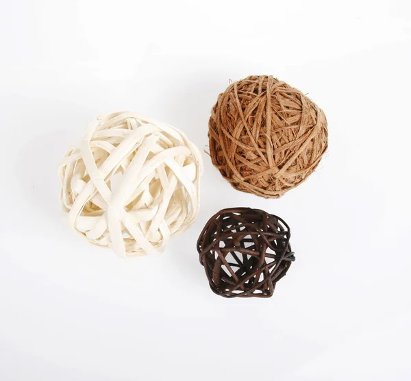 Três bolas de madeira de vime decorativas — Fotografia de Stock