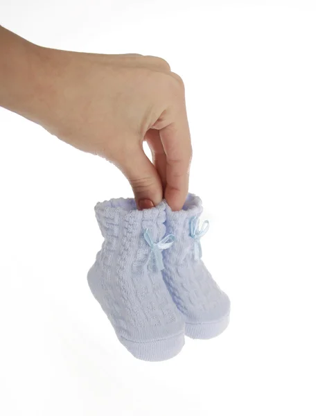Azul baby booties na mão — Fotografia de Stock