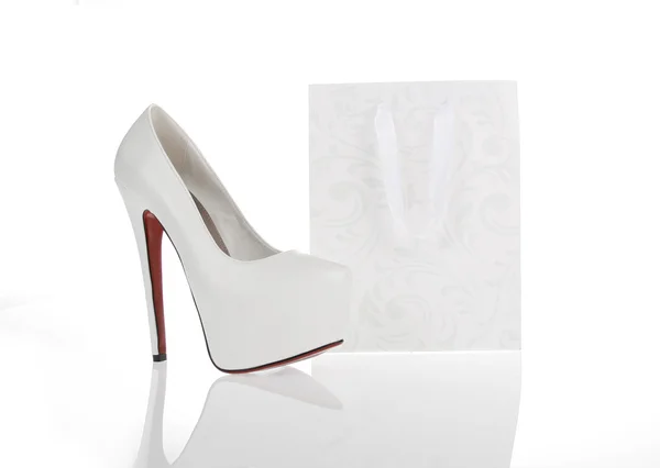 Fehér cipő és fehér bevásárló táska — Stock Fotó