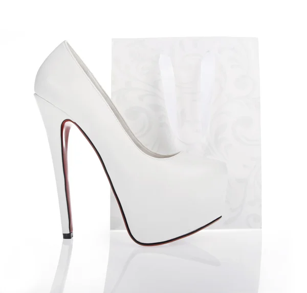 Fehér cipő és fehér bevásárló táska — Stock Fotó