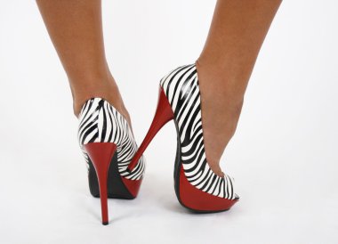 Zebra ayakkabılar bacaklar