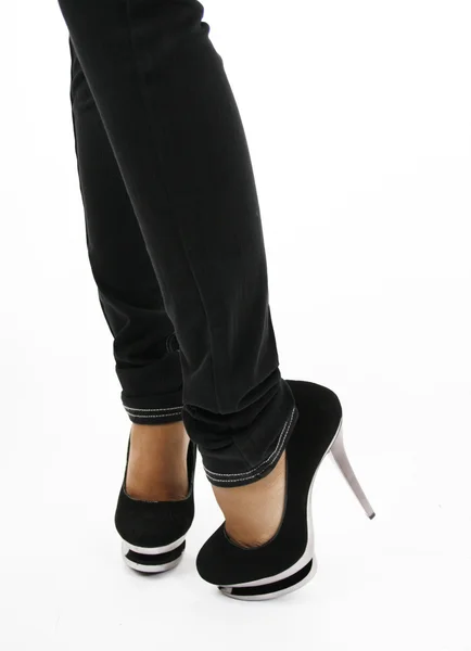 Sapatos pretos em pernas — Fotografia de Stock
