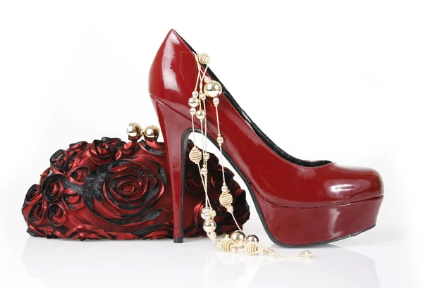 Красная обувь, сумка и золотое ожерелье — стоковое фото