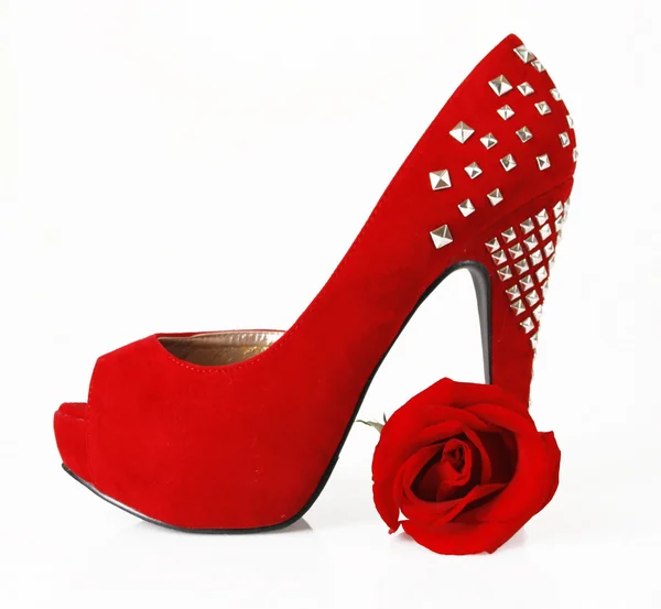 Roter Schuh und Rose — Stockfoto