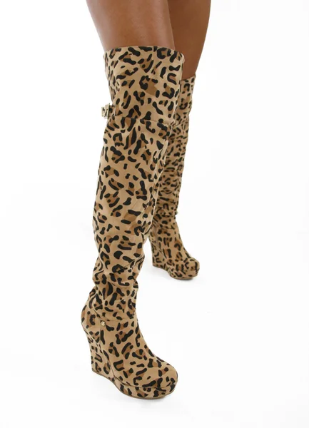 Botas de pele de leopardo em pernas sexy — Fotografia de Stock