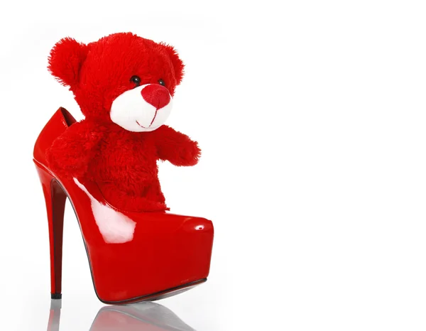 Красный плюшевый мишка и туфли — стоковое фото
