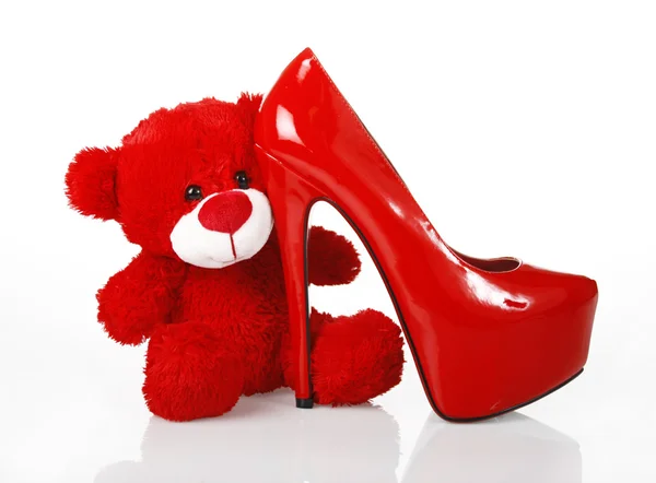 Червоний плюшевий ведмідь і взуття — стокове фото