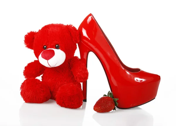 Червоний плюшевий ведмедик, полуниця і взуття — стокове фото