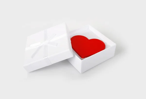 Corazón rojo dentro de caja de regalo —  Fotos de Stock