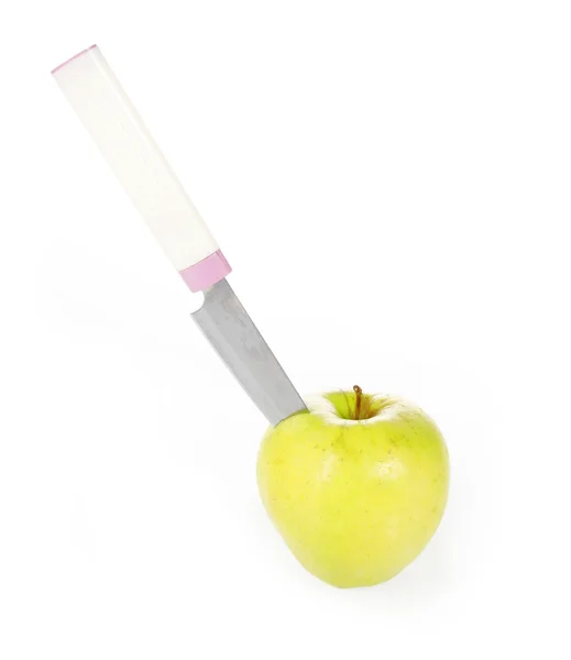 Kniv i ett grönt äpple — Stockfoto