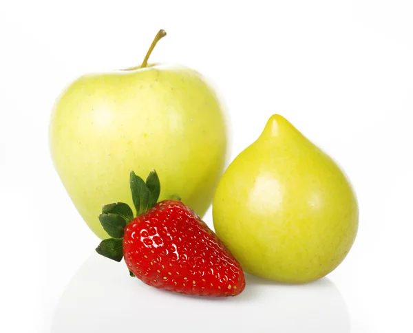 Manzana, fresa y ciruela — Foto de Stock