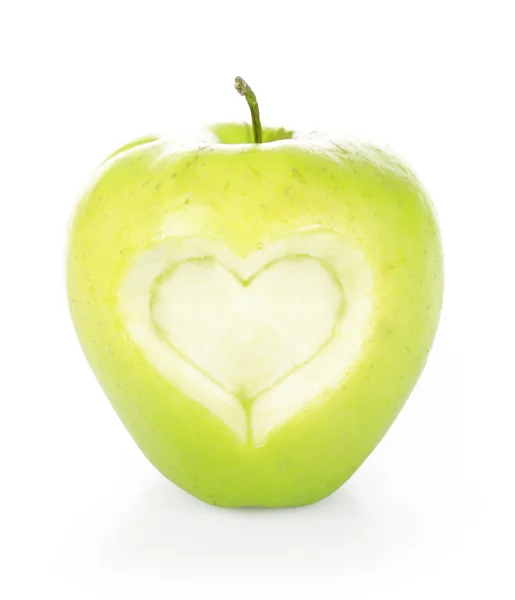 Pomme verte avec un coeur découpé — Photo