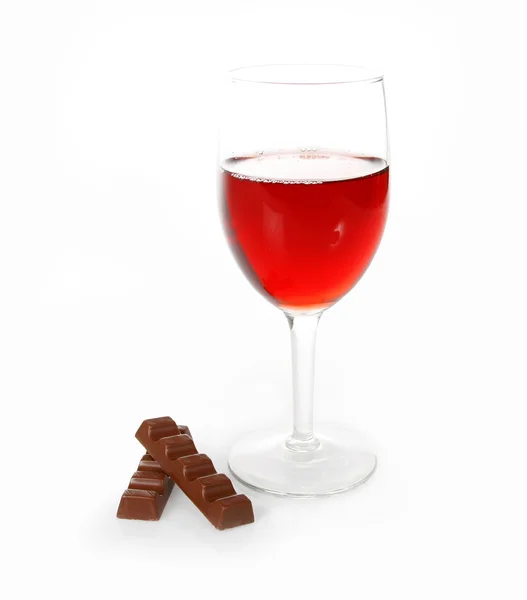 Kadeh kırmızı şarap ve çikolata — Stok fotoğraf
