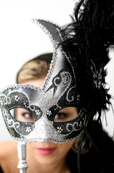 Frau mit grauer Maske vor dem Gesicht — Stockfoto