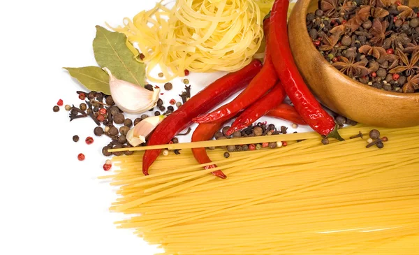 Alimenti: spaghetti, spezie e peperoni — Foto Stock