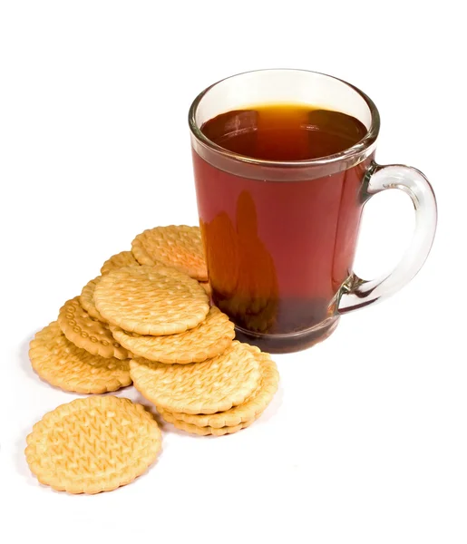 紅茶とクッキーのガラスのコップ — ストック写真