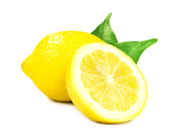 Färska citroner med blad — Stockfoto