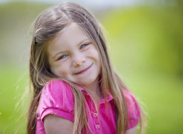 Aranyos kis lány szabadtéri portré — Stock Fotó
