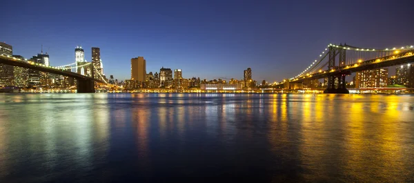 Weergave van manhattan en brooklyn bruggen en skyline in de nacht — Stockfoto