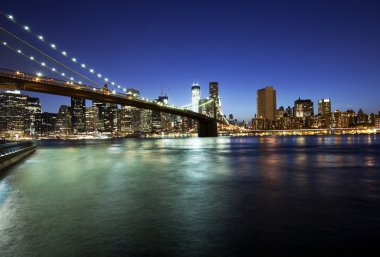 Brooklyn Köprüsü ve gece manzarası